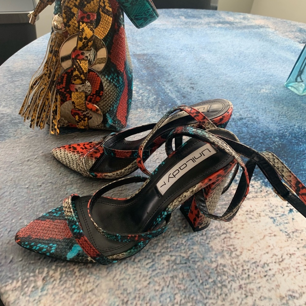 Matching set shoes. Bag New Shoes worn twice.Size 7! Excellent condition.